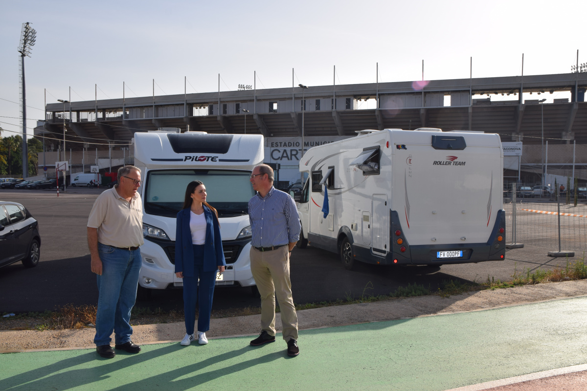 Antonio Briones, Tamara Saura y Pedro Fernandes, junto a unas autocaravanas aparcadas en en las inmediaciones del estadio Cartagonova.